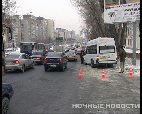 Скверное утро: в Екатеринбурге маршрутка въехала в кирпичное ограждение. Одну пассажирку госпитализировали. Объяснения водителя и пассажиров расходятся